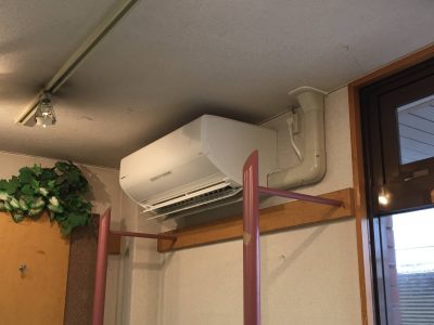 店舗にエアコンの設置をさせて頂きました。